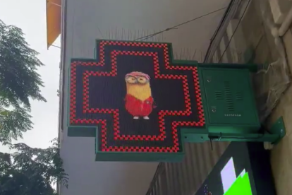 Imatge de la creu viral d'una farmàcia de Tarragona que mostra una animació 'curiosa'.