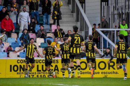 Els jugadors del Barakaldo celebrant un dels gols de la victòria contra el Lugo per 3-2 de la darrera jornada.