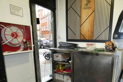 Destrosses produïdes durant un dels robatoris que hauria comès el detingut pels Mossos en un establiment de Tortosa.