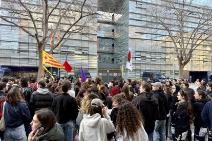 Protesta de l'esquerra independentista davant de la comissaria de les Corts per la detenció de tres persones