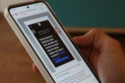 Una pantalla de mòbil amb el canal de Whatsapp d'avisos i alertes que l'Agència de Ciberseguretat de Catalunya ha posat en marxa per informar als ciutadans de ciberestafes