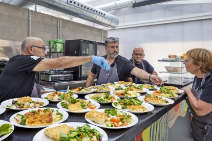 Fotografia d’arxiu del servei de menjador social que s’ofereix des del Centre Social El Roser