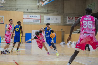 Iker Montero (CB Salou) durant una acció del partit.