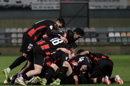 Els jugadors del Reus FC Reddis celebrant la victòria.