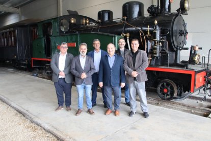 Representants d'FGC i de la Fundació després de la signatura del conveni de col·laboració.