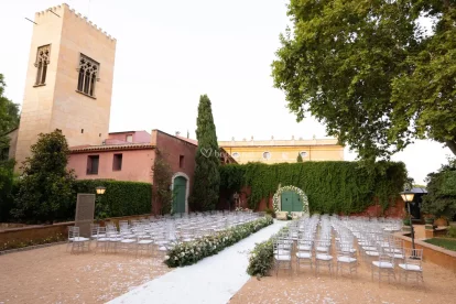 Imatge de l'espai de l'Hotel Mas Boella de la Canonja preparat per a la celebració d'una boda.