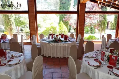 Imatge d'una taula preparada per una boda al Castell de Rocamora de Montferri.