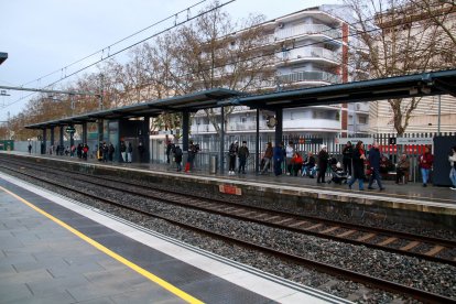Usuaris esperant l'R2 a l'estació de Calafell.