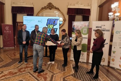 Moment d’entrega de la recaptació de l’última edició a les entitats beneficiàries.