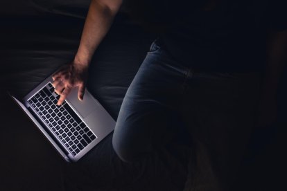 Imatge d'un jove amb un ordinador.