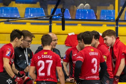 Els jugadors del Reus rebent instruccions de Jordi Garcia.