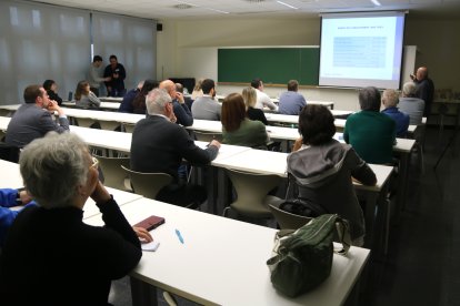 Representants de diversos ajuntaments ebrencs a la jornada sobre gestió pública d el'aigua de la PDE a la URV.