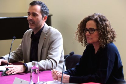 La consellera de Cultura, Sònia Hernández, i l'alcalde de Tortosa, Jordi Jordan, durant la reunió.