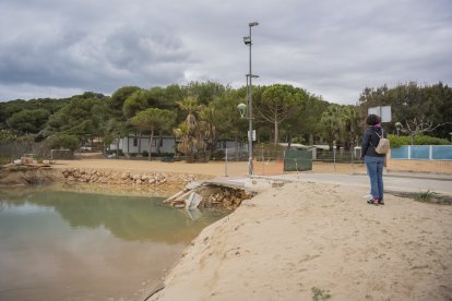 Imatge de la zona afectada per la crescuda de l’antiga riera, a tocar del càmping, on s’havia alçat el mur