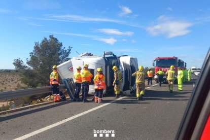 Imatge del camió bolcat a l'AP-7 a Camarles.