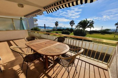 Imatge de la terrassa d'un apartament de Cambrils a primera linia de Mar.