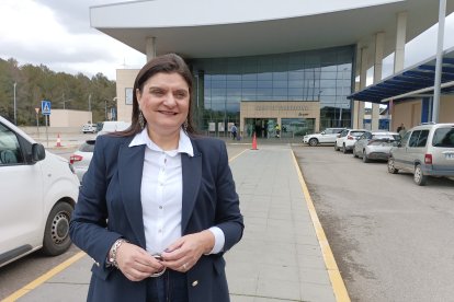 La diputada Elisa Vedrina a l'estació del Camp de Tarragona.