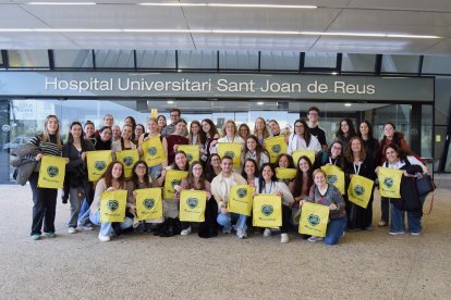 Voluntaris de la jornada solidària, amb les bosses preparades per a l’ocasió i que rebran els participants.