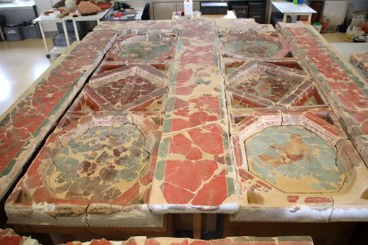 Imatge del Sostre de les Estacions, als Serveis Centrals del MNAT, en el tram final de la seva restauració.