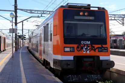 Un Rodalies pintat amb grafits entra a l'estació de Vilanova i la Geltrú