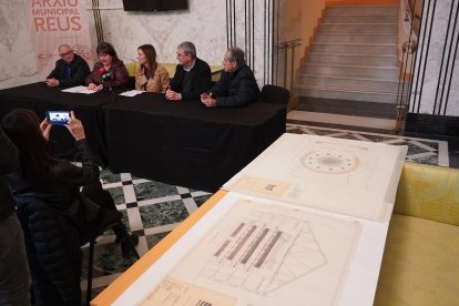 Moment de la donació dels plànols originals del Teatre Fortuny.