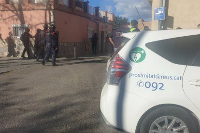 Imatge del dispositiu policial al carrer Mas Pellicer.