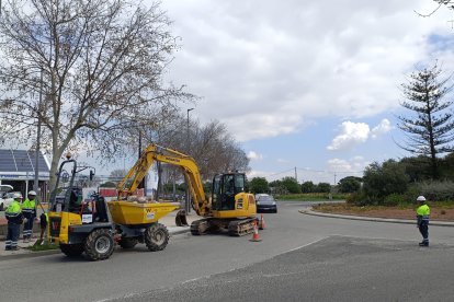 Obres d'asfaltat i carril bici al polígon Agro-Reus.