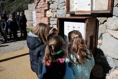 Un grup de nenes experimenta amb una eina del Paratge Natural de Poblet per conèixer els sons dels ocells presents a l'espai