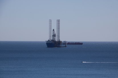 La plataforma d'operacions que segellarà els pous submarins del projecte Castor, ha arribat aquest diumenge a la costa tarragonina