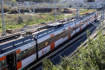 Visió zenital d'un tren de Rodalies aturat a tocar de l'estació de Castellbisbal