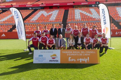 Foto de família dels13 xefs guardonats amb Soles Repsol i Estrelles Michelin de la província de Tarragona, tots ells membres del Consell d’Experts de l’AEHT.