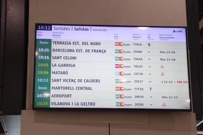 Una de les pantalles de l'estació de Sants anunciant trens de Rodalies amb incidències
