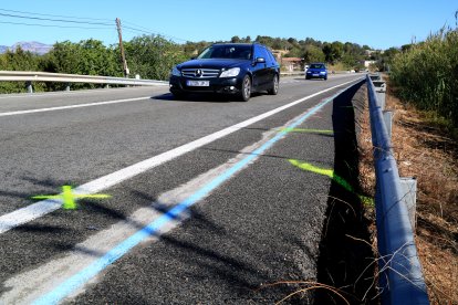 Vehicles passant per un punt on hi va haver un accident entre un camió i una moto a la C-12 a l'Ebre.