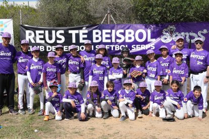 Els jugadors del CBS Serps de Reus després de completar el seu primer partit oficial com a locals.