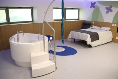Imatge de la sala de parts naturals de la nova àrea d'obstetrícia de l'hospital Joan XXIII de Tarragona.