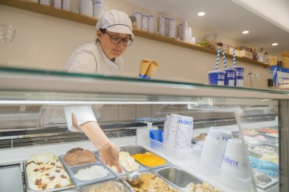 Una geladera servint un gelat en un local de Reus.