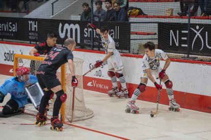 Martí Casas i Marc Julià durant el duel d’anada de la Champions contra el Benfica.