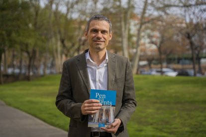 Jordi Salvat amb el seu nou llibre.