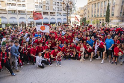 Els jugadors del Reus FC Reddis celebrant l’ascens a Segona RFEF amb la seva afició ahir a la plaça Prim.