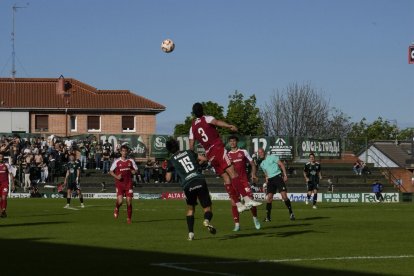 El defensa del Nàstic, Gorka Pérez, intentant refusar una de les accions del duel contra el Sestao River.