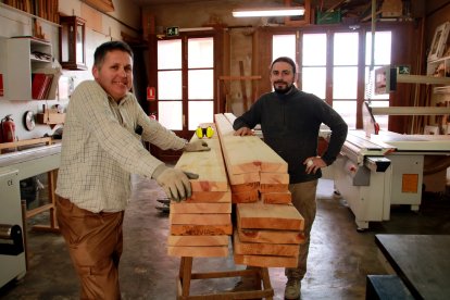 El fuster Josep Montragull i l'estudiant en pràctiques Robert Gasso a la fusteria de La Nou de Gaià.