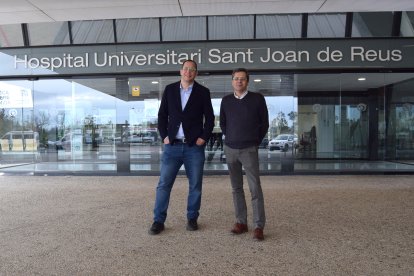 Youcef Azelia, principal autor de l'estui, a l'esquerra de la fotografia.