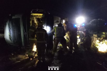 Imatge del camió bolcat a l'AP-7 a l'Ampolla aquesta matinada.