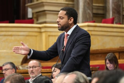 El líder de Vox, Ignacio Garriga, intervenint al Ple del Parlament