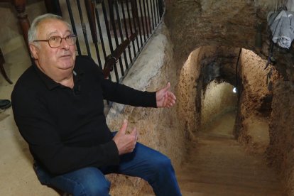 Imagen de Josep Maria en la entrada del refugio.