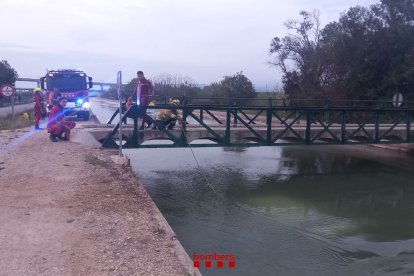 Imatge dels Bombers treballant en l'accident al canal dret de l'Ebre a Amposta