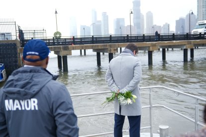 L'alcalde de Nova York, Eric Adams, acompanyat Joan Camprubí al lloc de l'accident