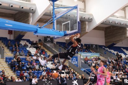 Un jugador del Fibwi Palma executant una esmaixada.