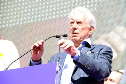 El premi Nobel de Literatura, Mario Vargas Llosa, durant un parlament.