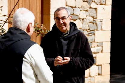 El abad de Poblet, Rafel Barruè, habla con un monje de la comunidad en el monasterio.